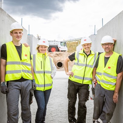 Das ACO Service-Team baut die Abscheideranlage just-in-time auf.