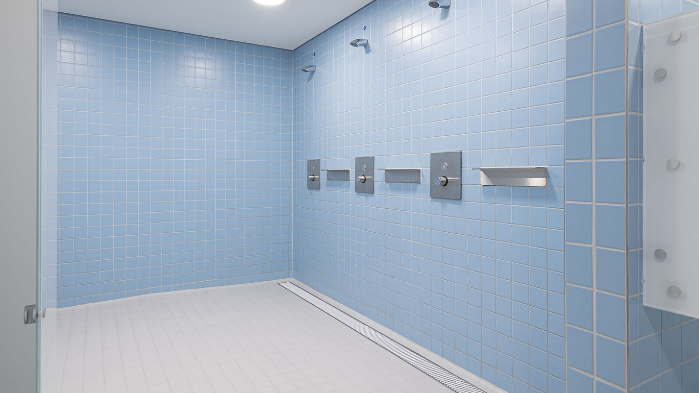 Gemeinschaftsdusche-Hygiene-Kastenrinnen-aco