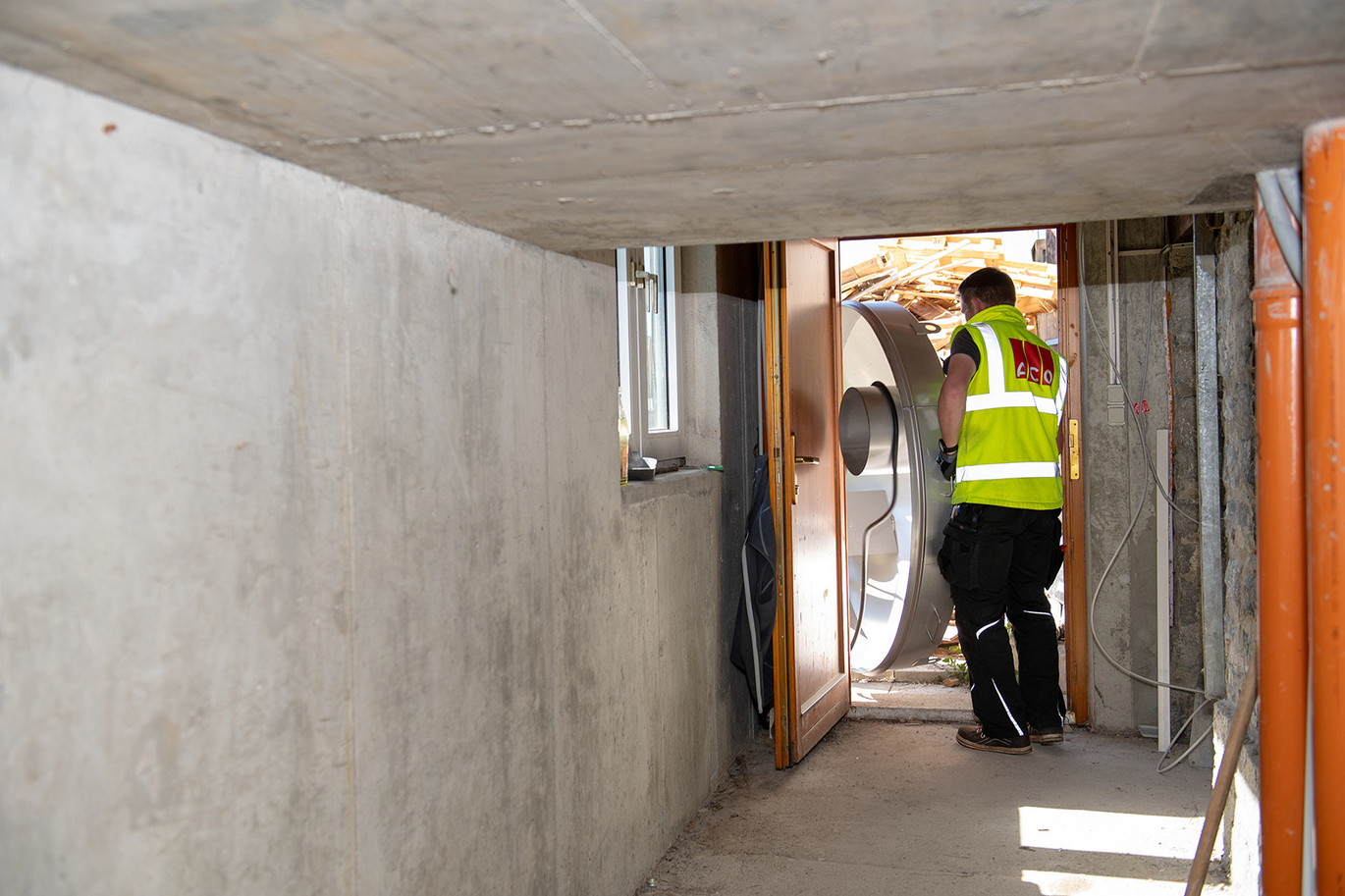 Einbringung durch die 80 cm breite Tür